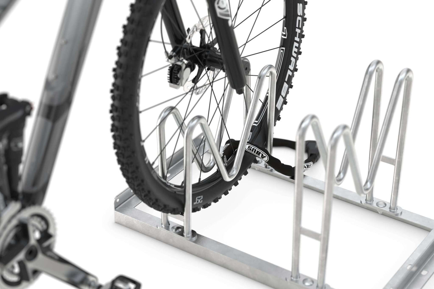 Vorderrad eines Fahrrads an einer Fahrradabstellanlage