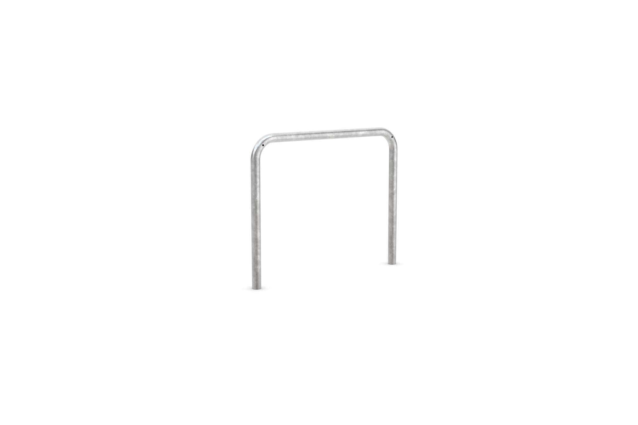 In der Mitte des Bildes steht ein Fahrradanlehnbügel aus silbernem Metall. Er hat eine schlichte, rechteckige Form mit abgerundeten Ecken und zwei senkrechten Standbeinen, die nach unten zeigen und für die Montage im Boden vorgesehen sind. Die Oberfläche wirkt glatt und verzinkt. Der Boden und die Umgebung sind komplett weiß und leer, ohne weitere erkennbaren Objekte oder Hintergrunddetails.