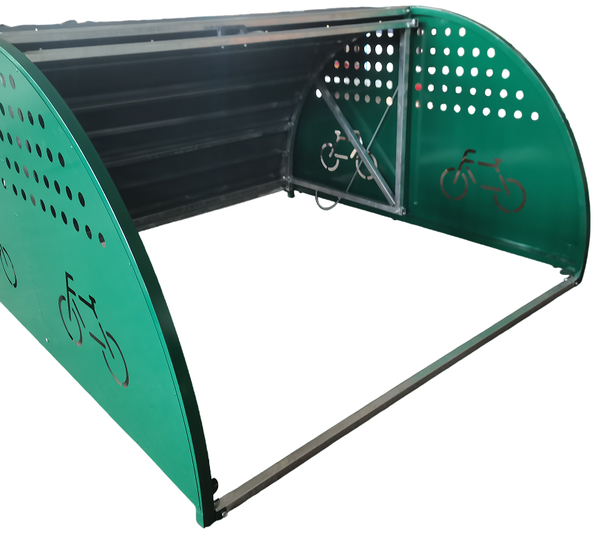 Zu sehen ist eine Fahrradgarage mit grünen, gebogenen Seitenwänden, die mehrere ausgestanzte Fahrradsymbole und runde Belüftungslöcher besitzen. Das Dach besteht aus schwarzen Lamellen oder Platten, die für Schutz sorgen. Im Inneren sind Metallstreben zur Stabilisierung erkennbar. Die Konstruktion steht offen und ist für die sichere Aufbewahrung von Fahrrädern im Außenbereich ausgelegt.