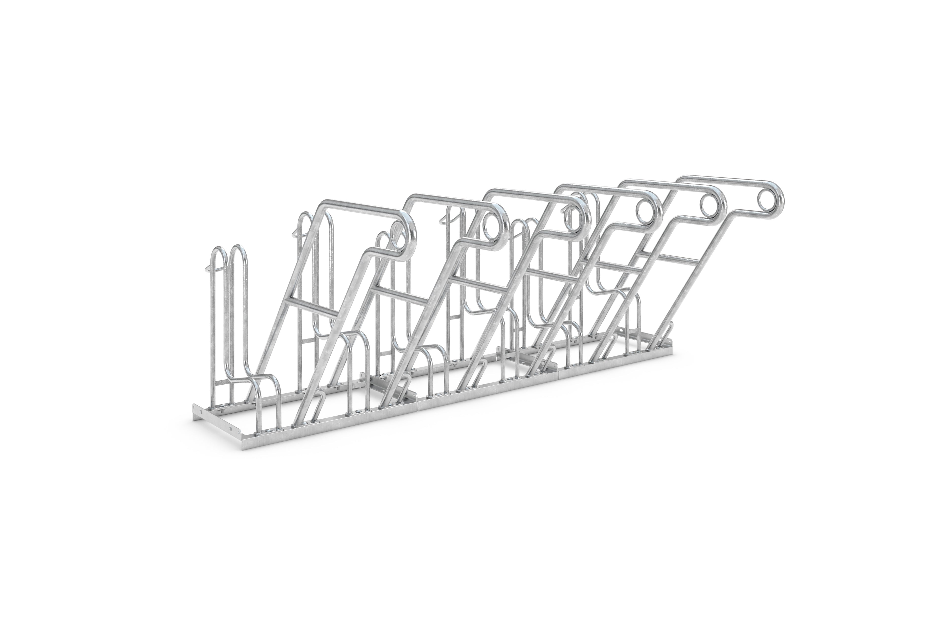 Ein silberner Fahrradständer aus Metall mit mehreren schrägen Halterungen für Fahrräder auf rechteckigem Gestell.
