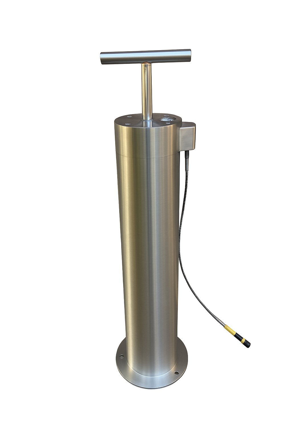 Eine silberne Fahrradpumpe mit zylindrischem Metallgehäuse, T-förmigem Griff und einem flexiblen schwarzen Schlauch mit gelber Spitze.